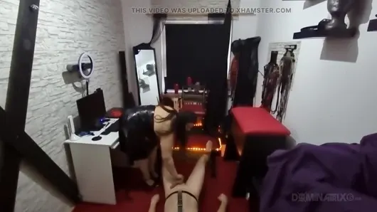 Baskın orta yaşlı seksi kadın takma yarak genişleyen itaatkar göt deliğini sikiyor