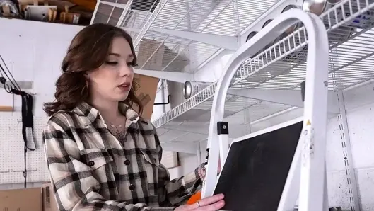 Bugün üvey babasının izin günü ve üvey kızı Venus Vixen onunla vakit geçirmek için heyecanlı