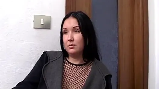 Busty esmer alice öğle yemeği için iki horoz yiyor