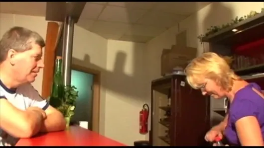 Büyük bir sert horoz için the anneanne orospu içinde aşık