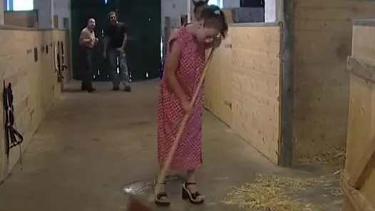 Büyük doğal göğüslü genç anne ilk kez bir üçlü dener