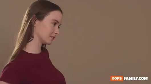 Büyük memeli esmer Hazel Moore aptal sürtük hatası için üvey erkek kardeşinin sert yarağıyla sert bir derin sikişle cezalandırılıyor