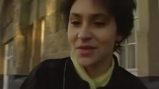 Büyük memeli sarışın Alman bayan ağzıyla bir yarağı memnun ediyor