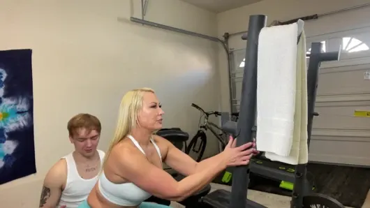 Büyük memeli üvey teyzem kaldırmak yerine sikişmek istiyor – mellanie monroe