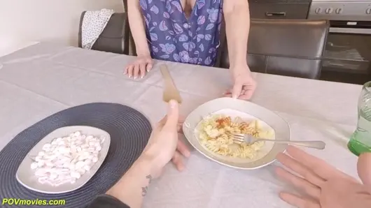 Büyükannenin yemeği güzel değil mi?