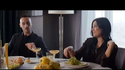 Daha derin. mona ve alyx koca değiş tokuşu gibi çarpık bir oyun oynuyor