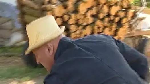 Dede ve nine herkesin içinde utanmadan seks yapıyor