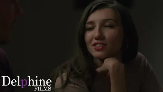 Delphine filmler – petit maya woulfe mutfak masasında iki yarak alır