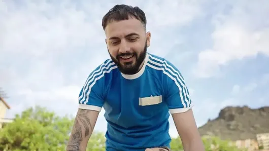 Doğal busty anne yüzme havuzunun yanında genç horoz alır