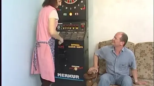 Esmer olgun kıllı amcığını yalatıyor ve parmaklıyor