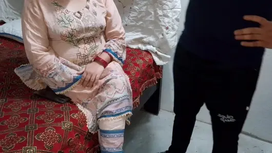 Evli kadın üvey annesi yüzünden sinirlendi ve eve gitti.