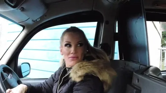 Fake taxi – Rebecca More ve Sienna Day ile yoğun lezbiyen sikişiyor – büyük memeler, götler ve orgazmlarla ateşli terli eylem