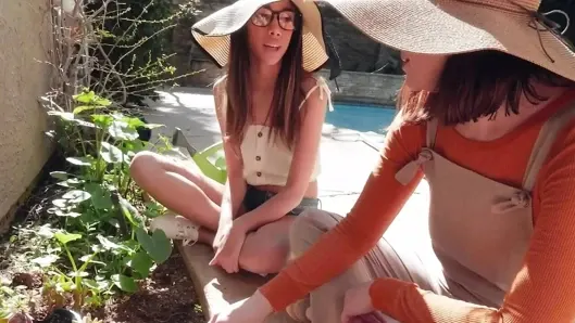 Familystrokes – seksi iç çamaşırlı sevimli minik üvey kız ve ateşli üvey anne üvey babasının büyük yarağını tatmin ediyor
