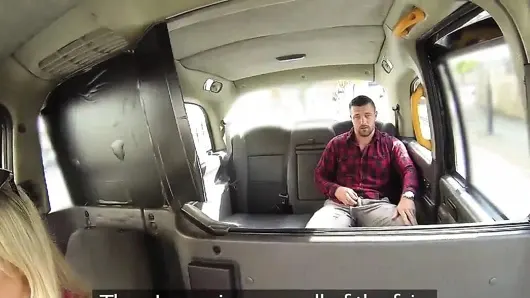 Femalefaketaxi Galli delikanlı alır bir tatlı sürpriz