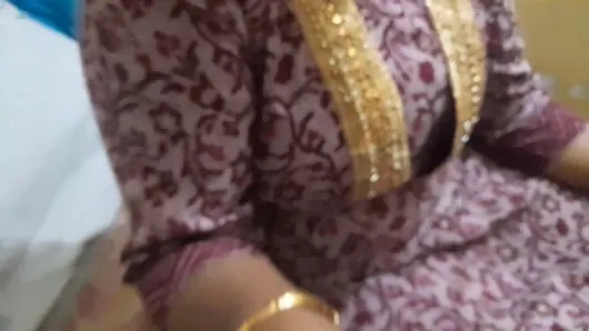 Gerçek Bangali aldatan üvey kız kardeş romantik üvey erkek kardeşi tarafından sert sikiliyor