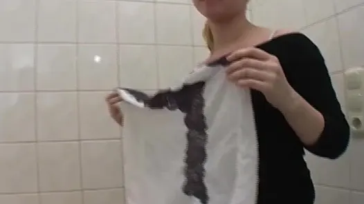 Güzel Alman bebek Başlarken ona kedi dövülerek içinde the mutfak