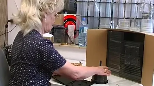 Güzel memeli nine büyük yaraklar içindeyken yüksek sesle inliyor