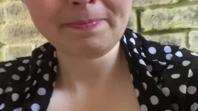İçine hareket ettirene kadar halka açık açık havada mastürbasyon