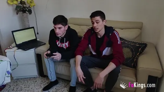 iki azgın dudes ve onların seksi genç kız arkadaşı arasında kilitleme üçlü