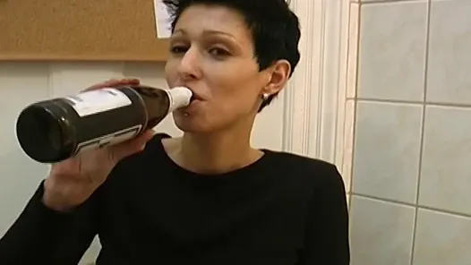 Ince Alman sürtük gets ona yüz kapalı ile boşalmak sonra bir derin sikme