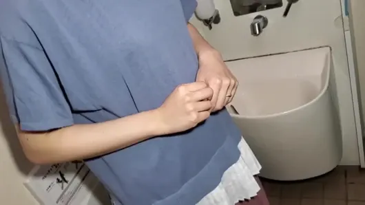 İnce, güzel tenli ve temiz bir evli kadın. Üçlü grup seks ve grup seks videosu dağıtıyoruz. 1