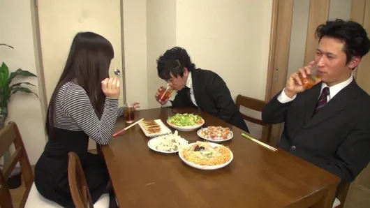 Japon milf sürtük yemek saatinde amını kocasının iş arkadaşına verir!