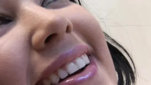 Junges Teeanger Weib lernt BBC kennen