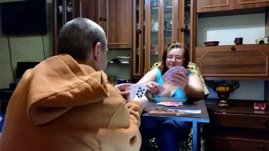 Kartlarda kayboldu, ama yüzünün her yerinde bitti!