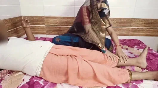 Kayınpeder bacağına bastırırken gelinine kalın yarağını emdirdi ve şiddetle sikti.