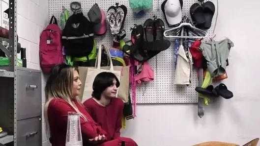 Kayıp önleme memurları üvey oğlu korku içinde izlerken üvey anne Vivianne Desilva’yı grup seks yapıyor