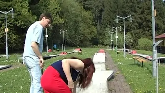 Kıllı karısı anal seks için garip erkeklerle tanışır