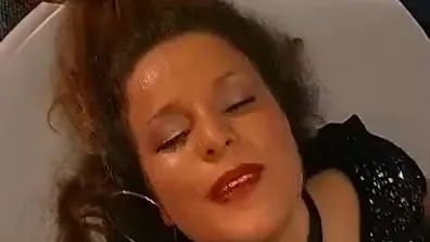 Kızıl Saçlı Sürtük Gırtlağına Kadar Alıyor, Anal Seks Yapıyor Ve Köpüklü Küvette Döl Yutuyor