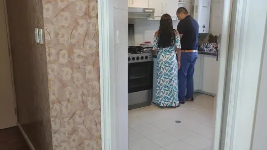 Kocamın arkadaşının sikini seviyorum çünkü daha büyük – boynuzlu kocam yemek pişirirken arkadaşım beni sikiyor
