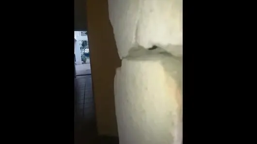 Komşumdan, kutsal parkın banyolarında mastürbasyon yaptığını, inlediğini duyduğumu, ne kadar lezzetli olduğunu keşfediyorum
