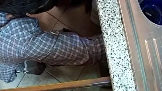 Mara, tesisatçının sert horozunu seven bir İtalyan fahişedir