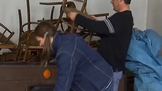 Masum genç olgun bir adam için genç amını gösterir