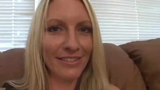 Milf emma harika bir vücuda sahip ve sevişmek için istekli