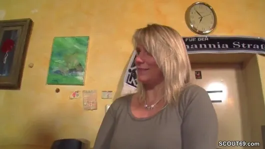 MILF Kellnerin direkt nach Feierabend in der Kneipe gefickt