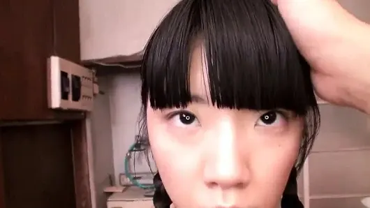 Minik Japon genç squirts sırasında bukkake