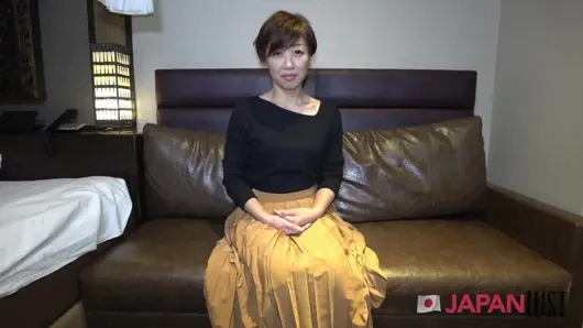 Minyon kısa saçlı Japon orta yaşlı seksi kadın görüşme sırasında dölleniyor