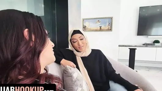 Muhafazakar tesettürlü kız sonunda erkek arkadaşıyla sikişmeyi ne kadar iyi hissettirdiğine inanamıyor