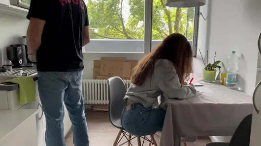 Oda arkadaşım beni mutfakta sert sikiyor