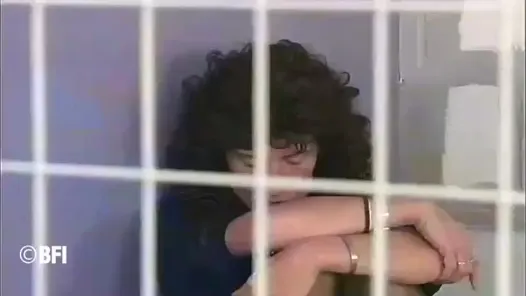 Olgun kadın hapishanede cezalandırılıyor