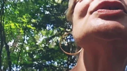 Olgun orta yaşlı seksi kadın ormanda emmek için bir yabancı arıyor ve ağzıma boşalana kadar onu iyice sıvazlıyor