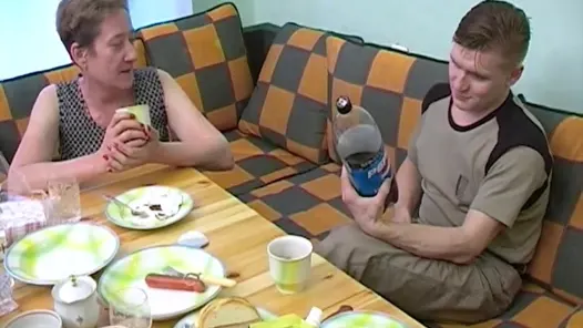 Oral seks ve sert sikme sonra kahvaltı için bir anneanne kadın