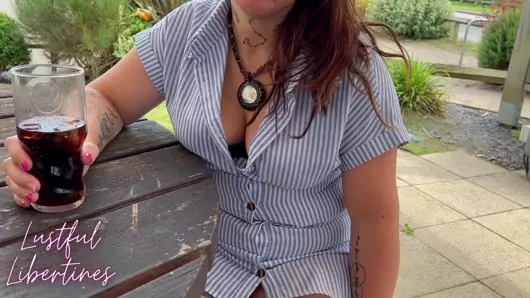 Orta yaşlı seksi kadın 40 yaşındaki bekaretimi alıyor