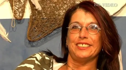 Orta yaşlı seksi kadın en sevdiği seks oyuncağıyla tahrik olurken bacakları açık halde filme alınmaya hazır