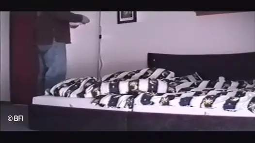 Orta yaşlı seksi kadın götü şaplak atmak için hazır