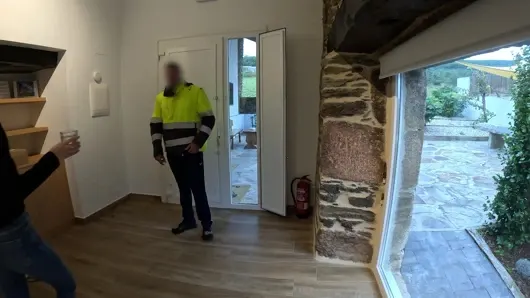 Paket teslimat elemanı bana bir paket getirmeye geliyor ve ona sürpriz bir sakso çekiyorum