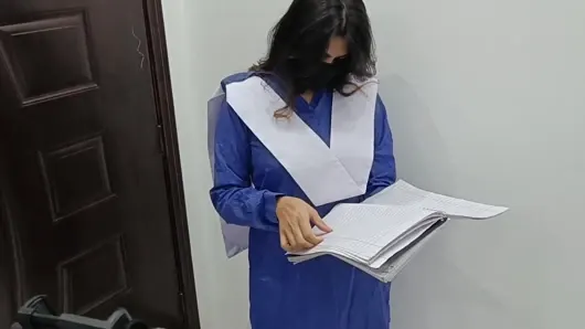 Pakistanlı kız öğrenci kendi üvey babasıyla romantizm yaşıyor ve seks yapıyor